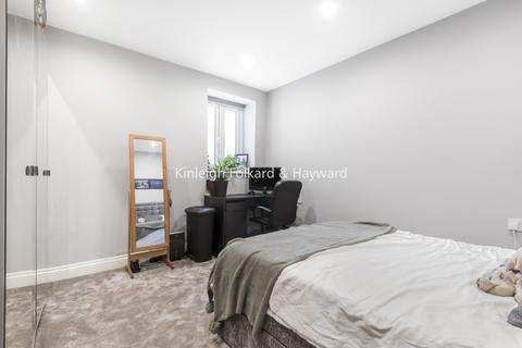 3 bedroom flat to rent, Thurlow Park Road London SE21