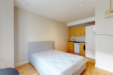 Studio to rent, Earls Court Gardens, London SW5