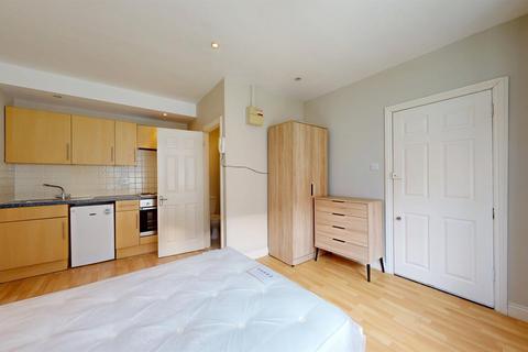 Studio to rent, Earls Court Gardens, London SW5