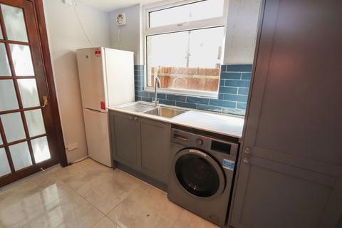 3 bedroom terraced house to rent, Dalmally Road, Croydon, Surrey, CR0 6LY