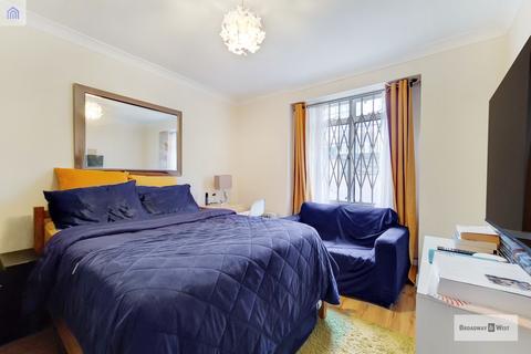 Studio to rent, Vere Court, Westbourne Gardens, London, W2