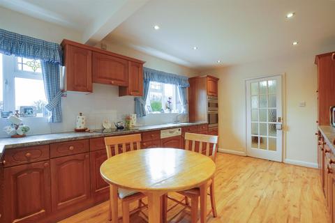 4 bedroom detached bungalow for sale, Bearley Road, Snitterfield, Stratford-Upon-Avon