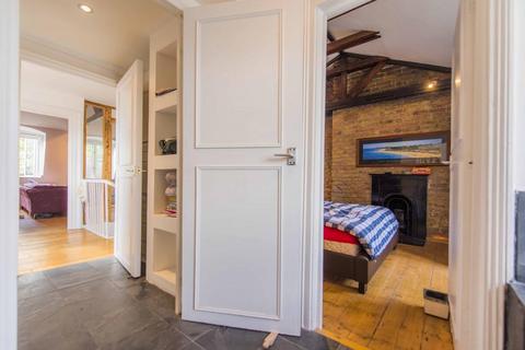 1 bedroom flat to rent, Clapham Common South Side, London SW4