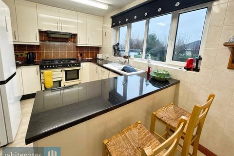 3 bedroom bungalow for sale, Royd Close, Worsbrough, S70