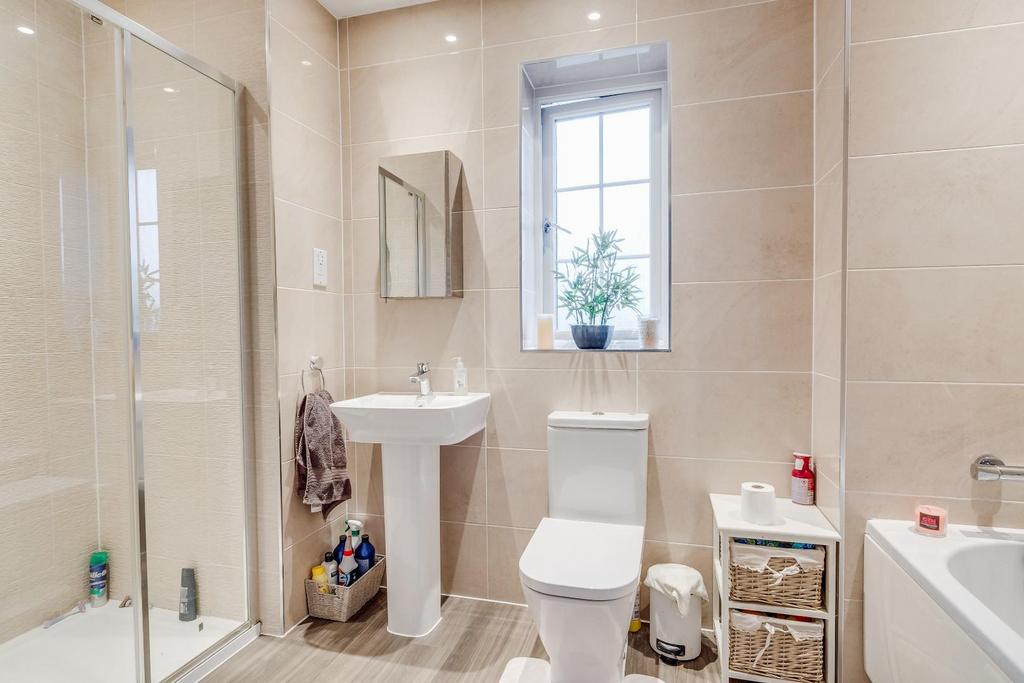 11 - family bathroom.jpg