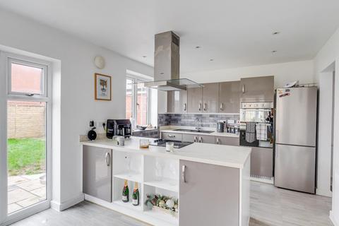 undefined, Family home in Yatton's popular Chestnut Park