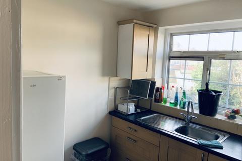 2 bedroom maisonette to rent, Sunnycroft Road, Hounslow TW3