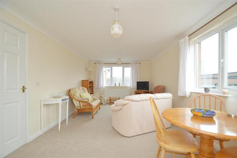 2 bedroom flat for sale, ALLOCATED PARKING * SANDOWN