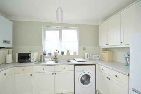 2 bedroom flat for sale, ALLOCATED PARKING * SANDOWN