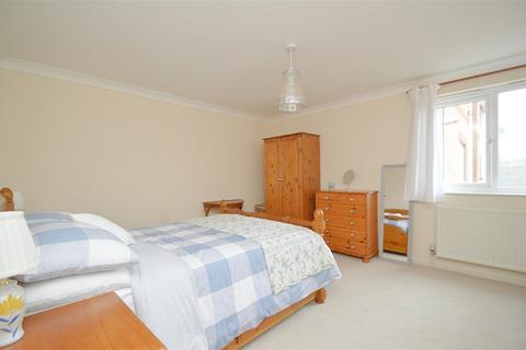 2 bedroom flat for sale, ALLOCATED PARKING * SANDOWN