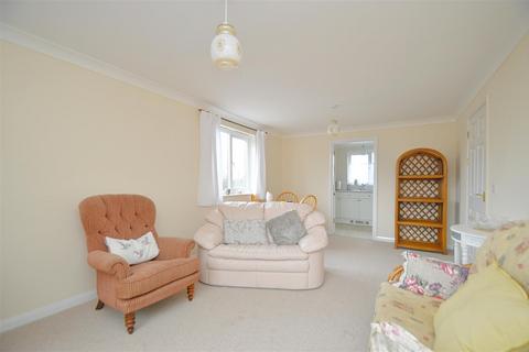 2 bedroom flat for sale, ALLOCATED PARKING * SANDOWN