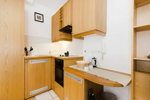 Studio to rent, Fairholme Road, West Kensington, London, W14