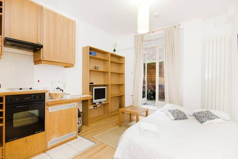 Studio to rent, Fairholme Road, West Kensington, London, W14