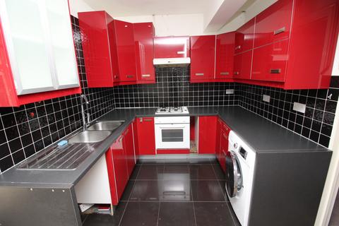 2 bedroom flat to rent, Central Road, Worcester Park KT4