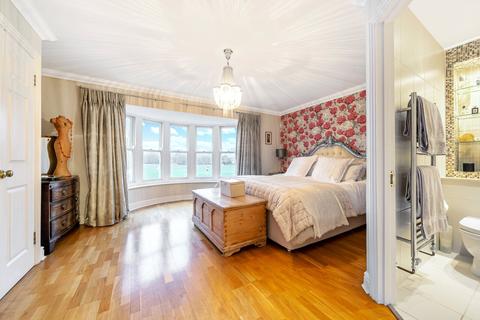 12 Admiralty Way, Teddington, TW11 0NL