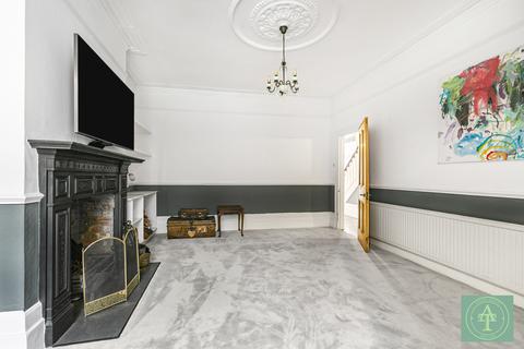 86 The Mall, London, N14 6LP