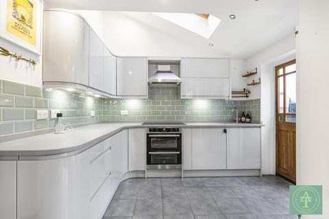 86 The Mall, London, N14 6LP