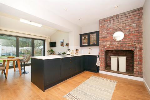 25 Fieldhead Road, Guiseley, Leeds, LS20 8DT