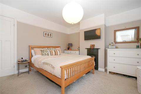 25 Fieldhead Road, Guiseley, Leeds, LS20 8DT