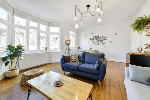 3 bedroom flat for sale, Fernwood Avenue, London SW16