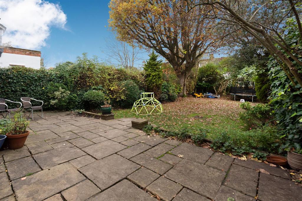 D0298 8 sutcliffe close gdn1.jpg