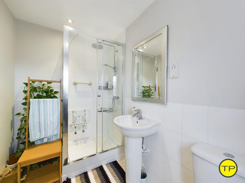 Ensuite to main bedroom
