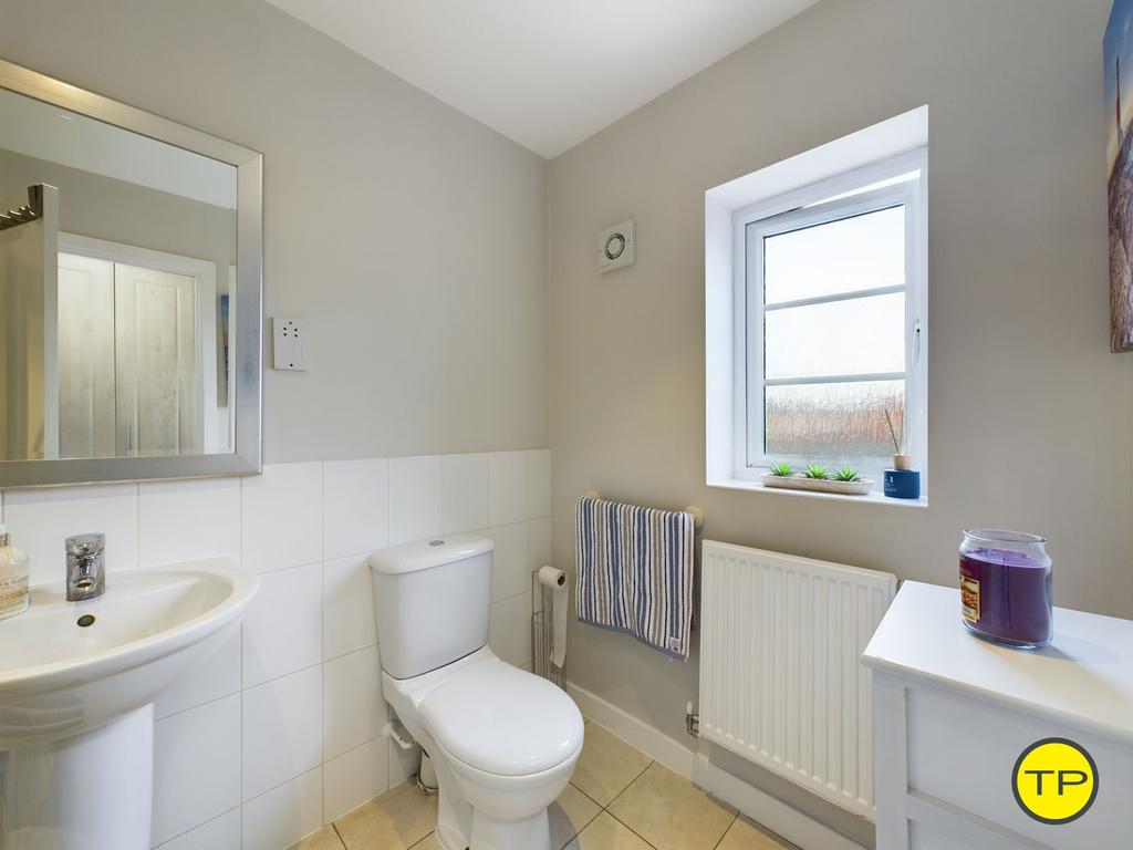 Ensuite to main bedroom
