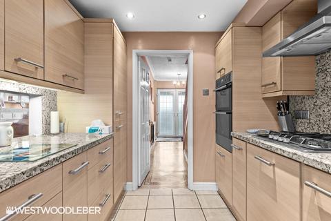 2 Pecks Hill, Nazeing, Waltham Abbey, EN9 2NY