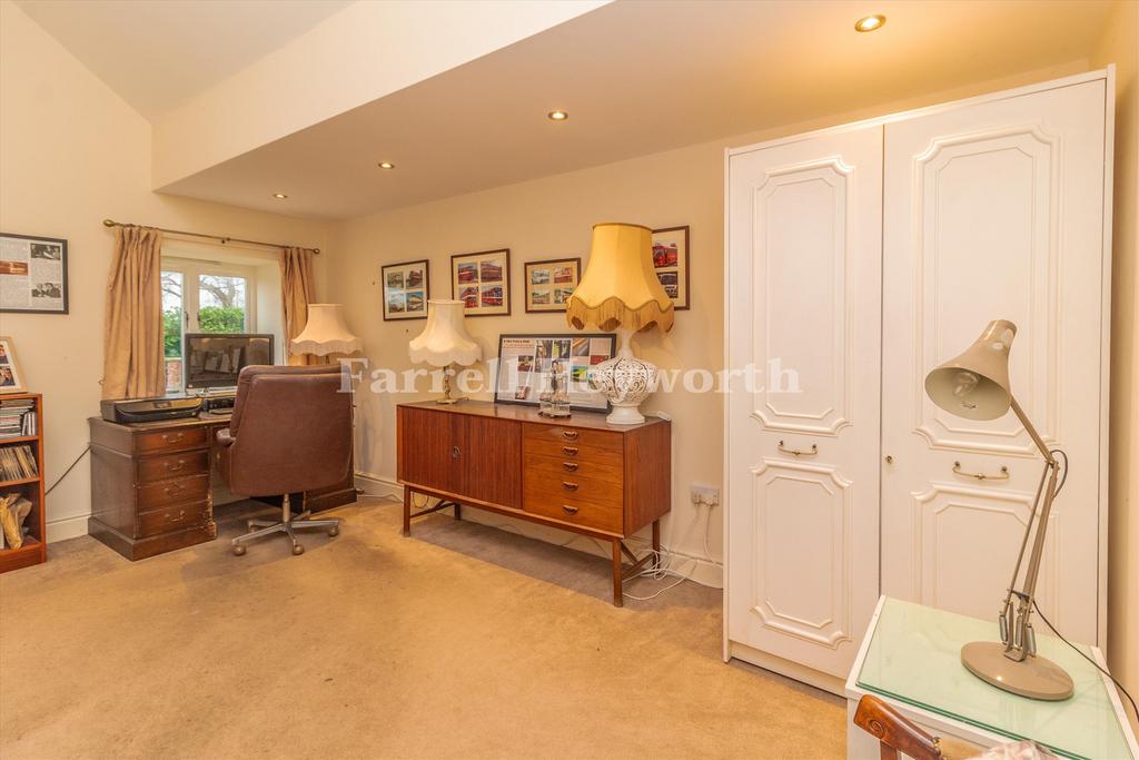 Bedroom 1 image 3