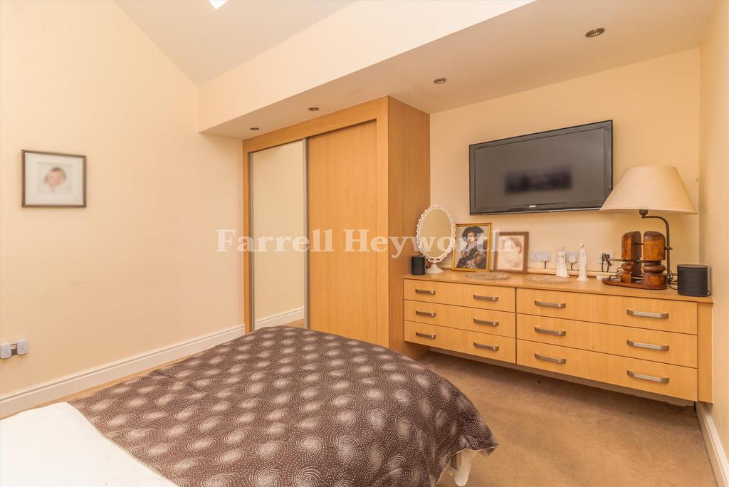 Bedroom 2 image 2