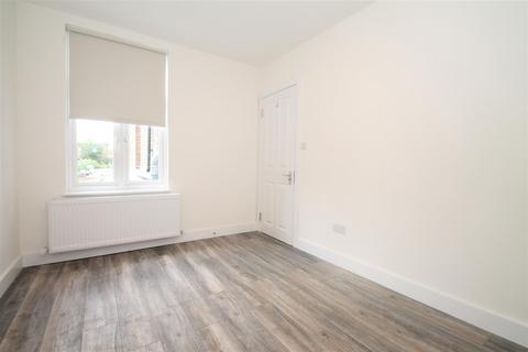 2 bedroom flat to rent, Green Lanes, Palmers Green, London N13