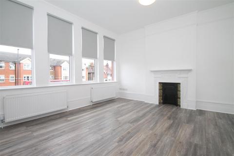 2 bedroom flat to rent, Green Lanes, Palmers Green, London N13