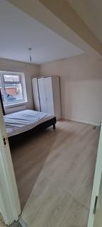 2 bedroom flat to rent, COLLIER ROW LANE, ROMFORD, RM5