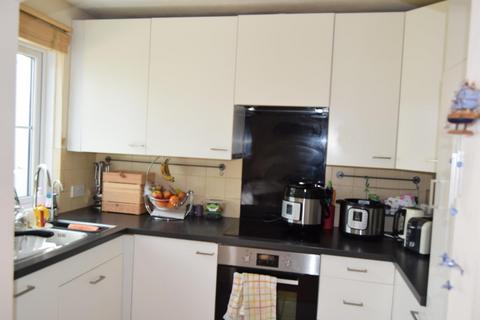 3 bedroom semi-detached house to rent, Heathlands Way, Hounslow