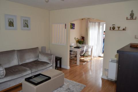 3 bedroom semi-detached house to rent, Heathlands Way, Hounslow