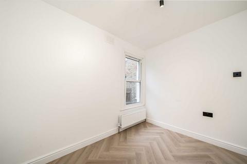 2 bedroom maisonette for sale, Midmoor Road, London SW12