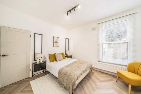 33 Midmoor Road, London, SW12 0EW