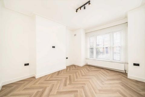 33 Midmoor Road, London, SW12 0EW