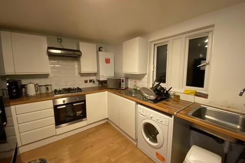 1 bedroom in a house share to rent, Buckingham Road Room 4 London E18 2NH