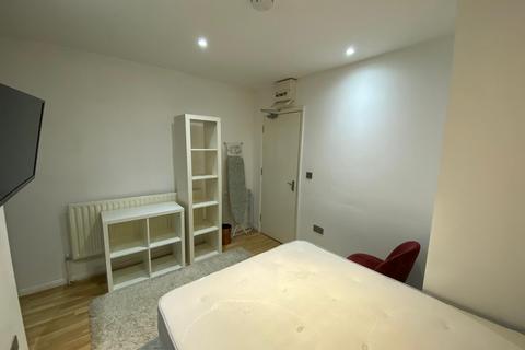 1 bedroom in a house share to rent, Buckingham Road Room 4 London E18 2NH