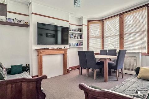 2 bedroom flat for sale, Gore Park Road, Eastbourne BN21