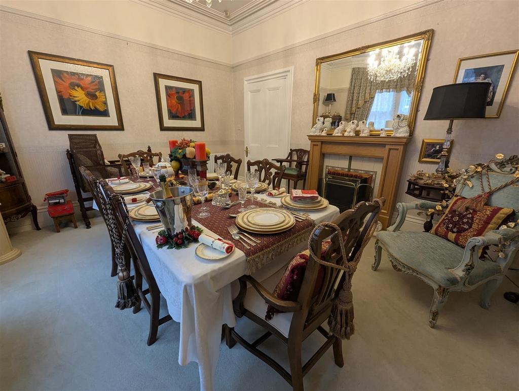 Sitting/Dining Room