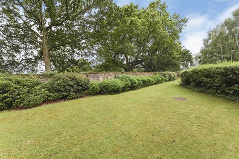18 Deerhurst Crescent, Hampton Hill, Hampton, TW12 1NZ