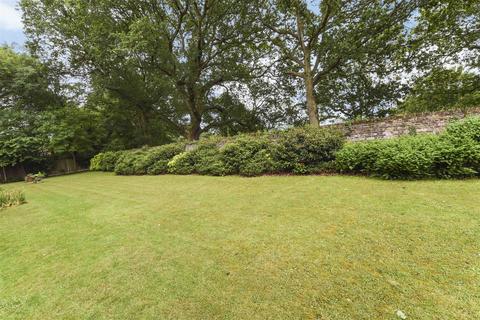18 Deerhurst Crescent, Hampton Hill, Hampton, TW12 1NZ