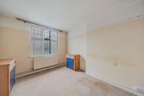 8, Queens Court Warham Road, South Croydon, CR2 6LE