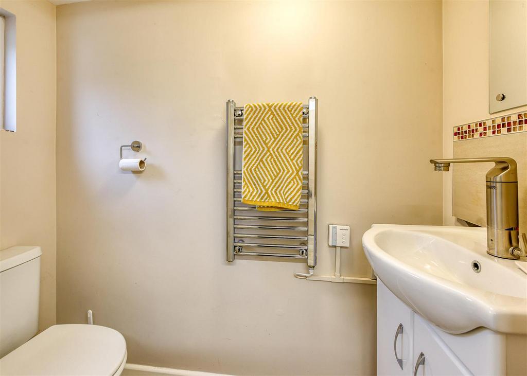 2 Glendale Drive-Cloakroom.jpg
