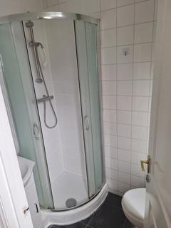 3 bedroom flat to rent, Bamborough Gardens, London W12