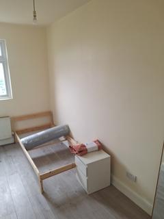 3 bedroom flat to rent, Bamborough Gardens, London W12
