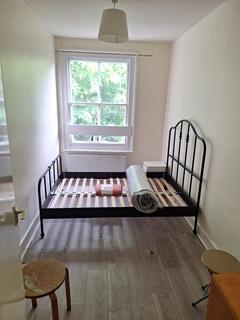 3 bedroom flat to rent, Bamborough Gardens, London W12