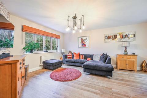 2 bedroom apartment for sale, Ash Close, Banstead